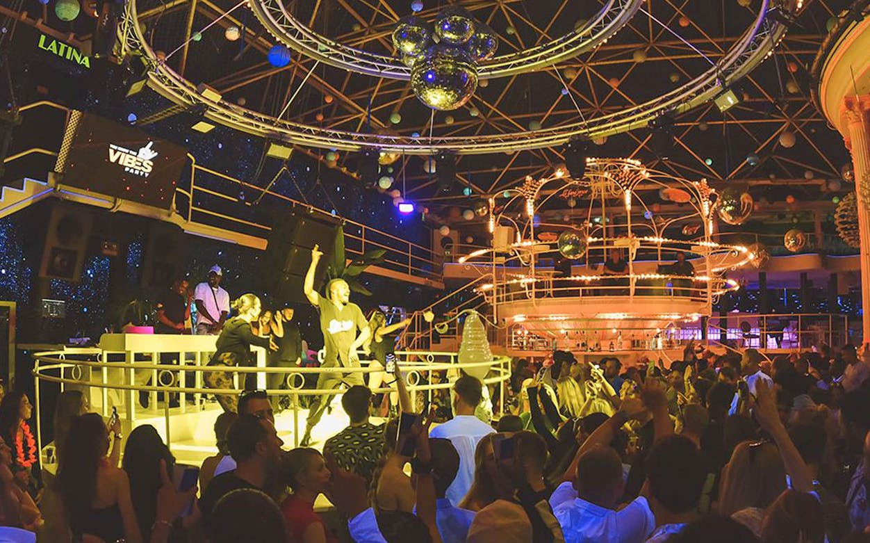 Crowd enjoying Vibes Party at Es Paradis nightclub in Ibiza on a vibrant Monday night.