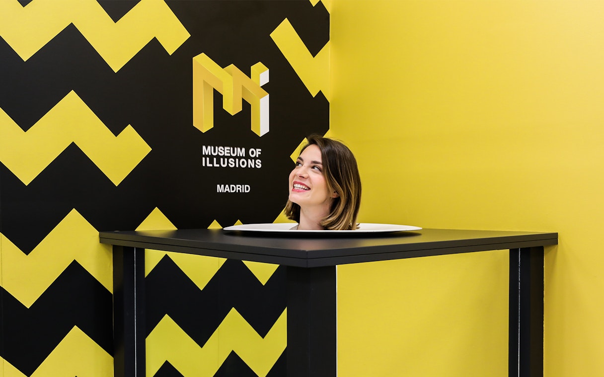 Head illusion exhibit at Museum of Illusions, Madrid.