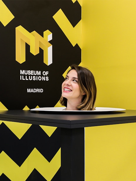 Head illusion exhibit at Museum of Illusions, Madrid.