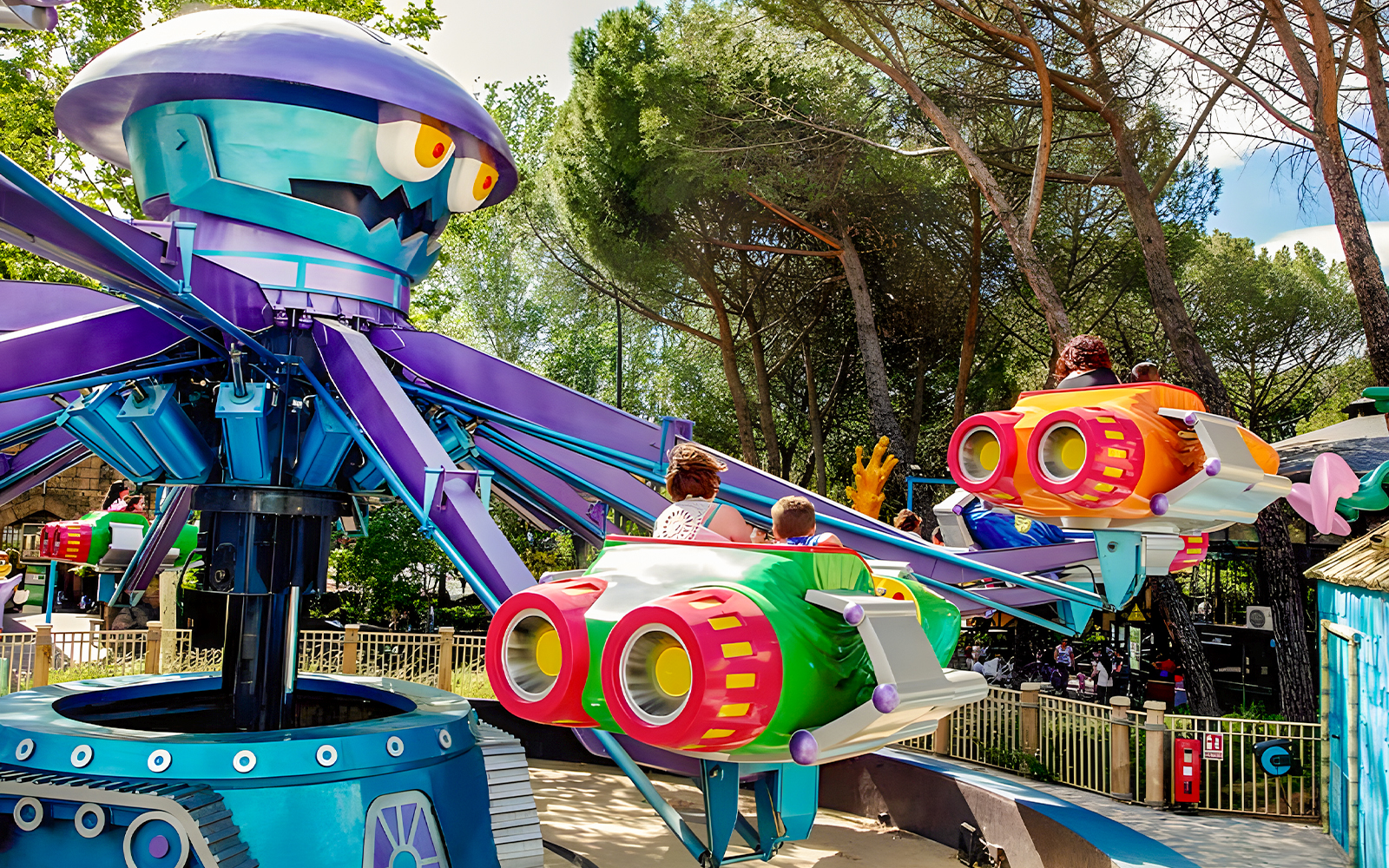 Riders enjoying the Hero spin ride at Parque de Atracciones de Madrid.