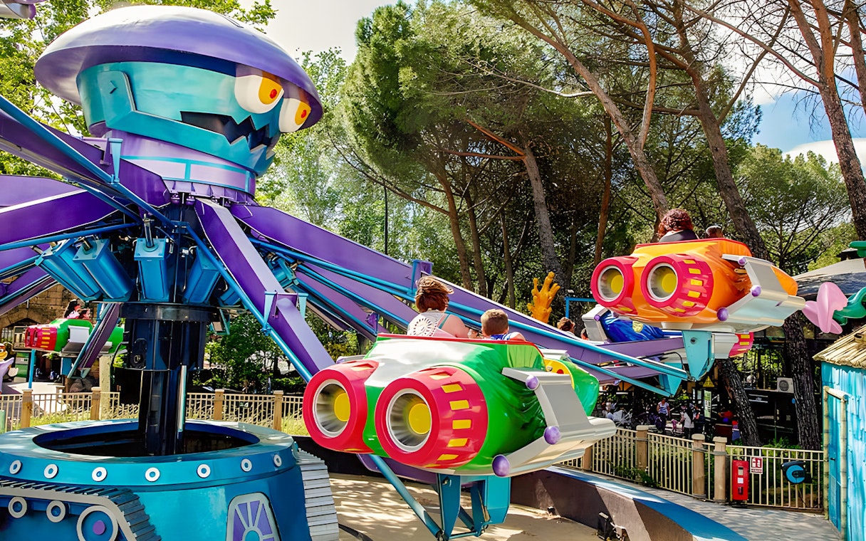 Riders enjoying the Hero spin ride at Parque de Atracciones de Madrid.