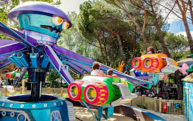 Riders enjoying the Hero spin ride at Parque de Atracciones de Madrid.