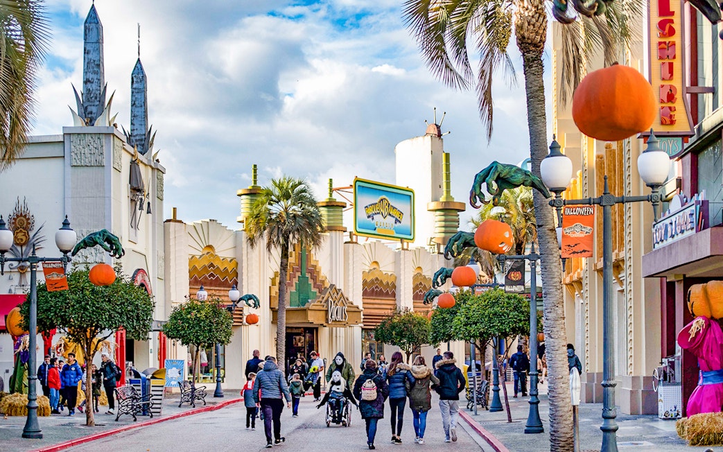 Parque Warner Hollywood Boulevard entrance with movie-themed architecture and Halloween decorations.