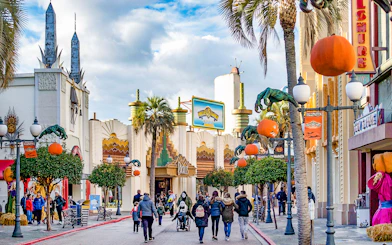 Parque Warner Hollywood Boulevard entrance with movie-themed architecture and Halloween decorations.