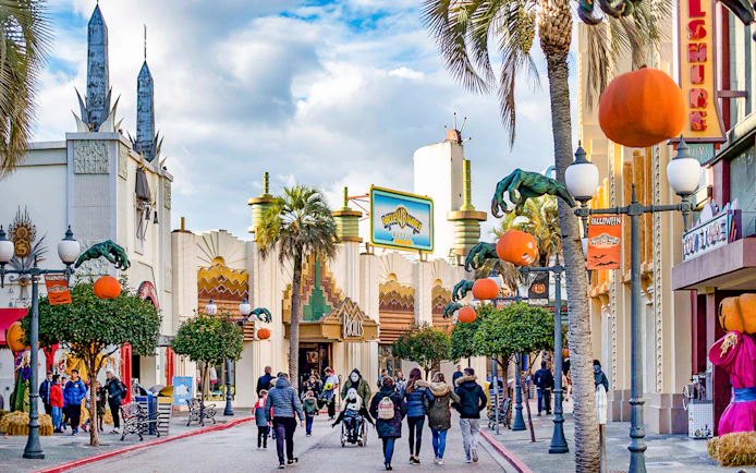 Parque Warner Hollywood Boulevard entrance with movie-themed architecture and Halloween decorations.