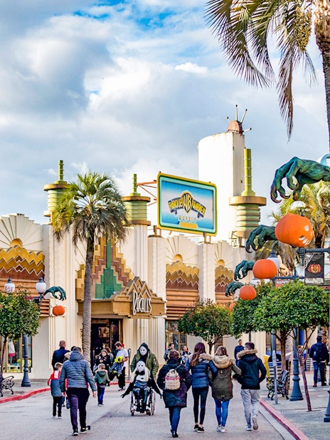 Parque Warner Hollywood Boulevard entrance with movie-themed architecture and Halloween decorations.