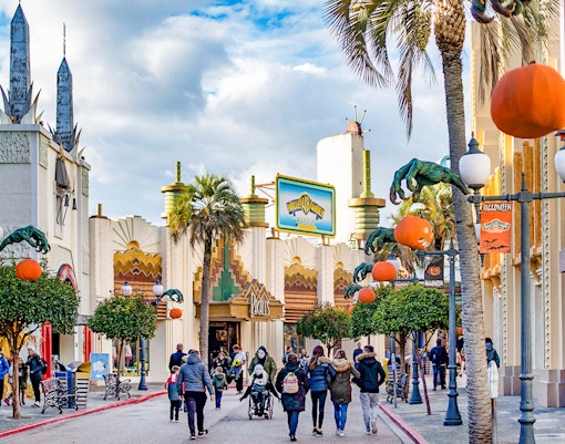 Parque Warner Hollywood Boulevard entrance with iconic movie-themed architecture.