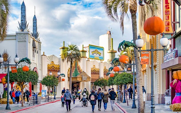 Parque Warner Hollywood Boulevard entrance with movie-themed architecture and Halloween decorations.