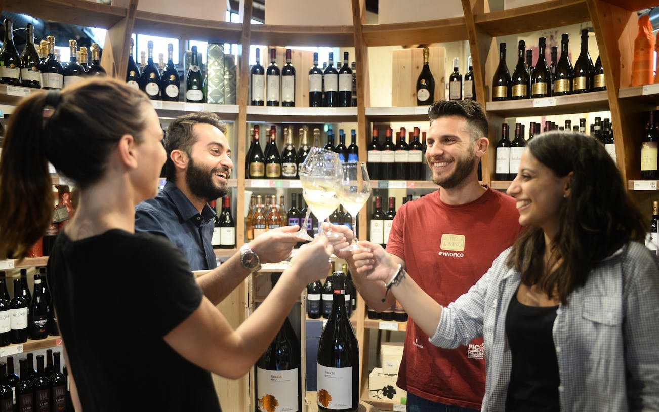 tour a piedi enogastronomico a bologna con degustazione di vini guidata da un sommelier-1