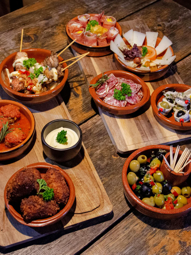 melbourne evening laneways walking tour with tapas and drinks-1
