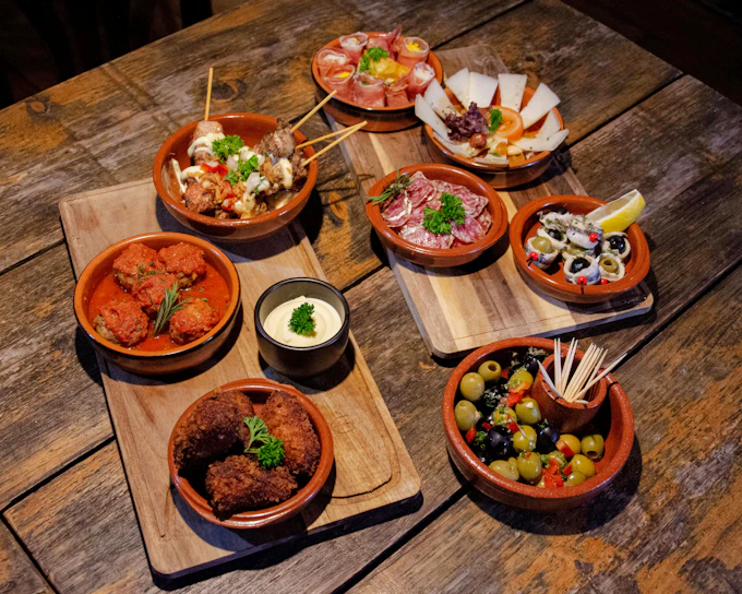 Melbourne Evening Laneways Walking Tour with Tapas and Drinks