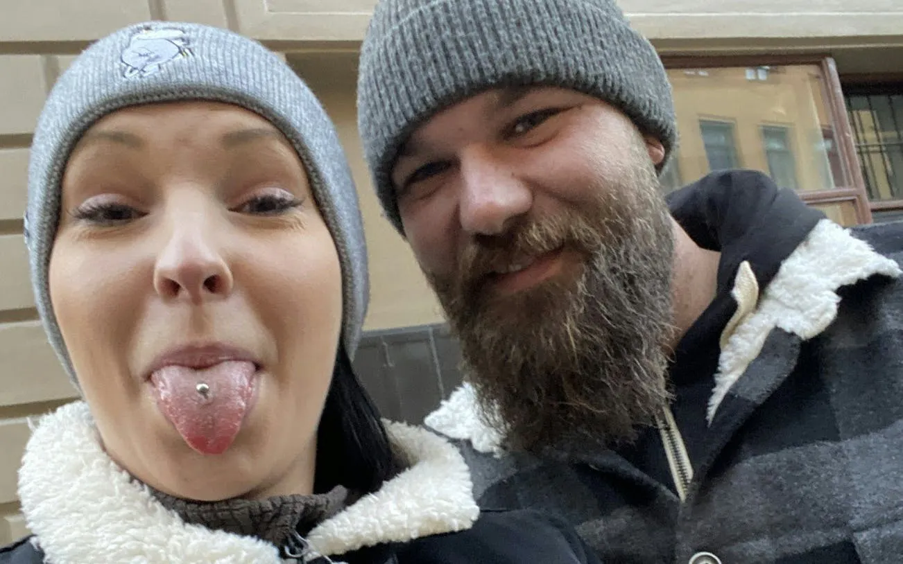 Two people smiling in Stockholm during a self-guided city exploration game.