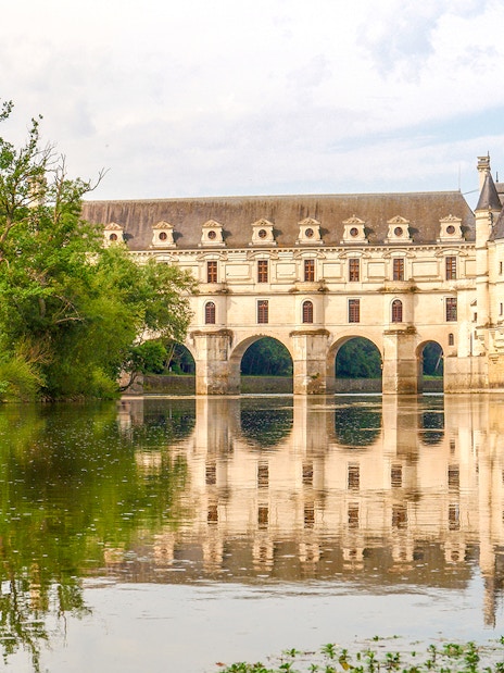 Chenonceau Castle reflecting on Cher River, Loire Valley, France.