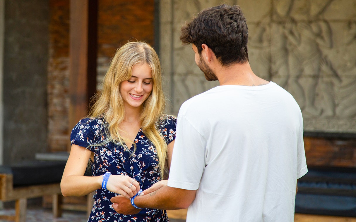 Tourists exchanging tickets at Alas Harum.