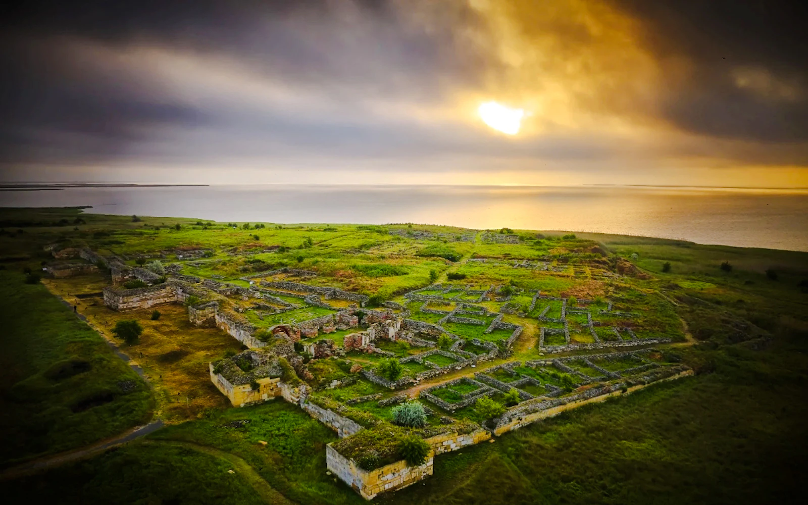 From Constanta: Histria Fortress and Winery Guided Tour with Sunset Wine Tasting and Bonfire Image 2