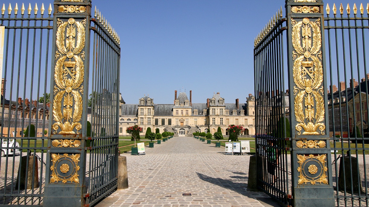 Gates to the inside of Château de Fontainebleau