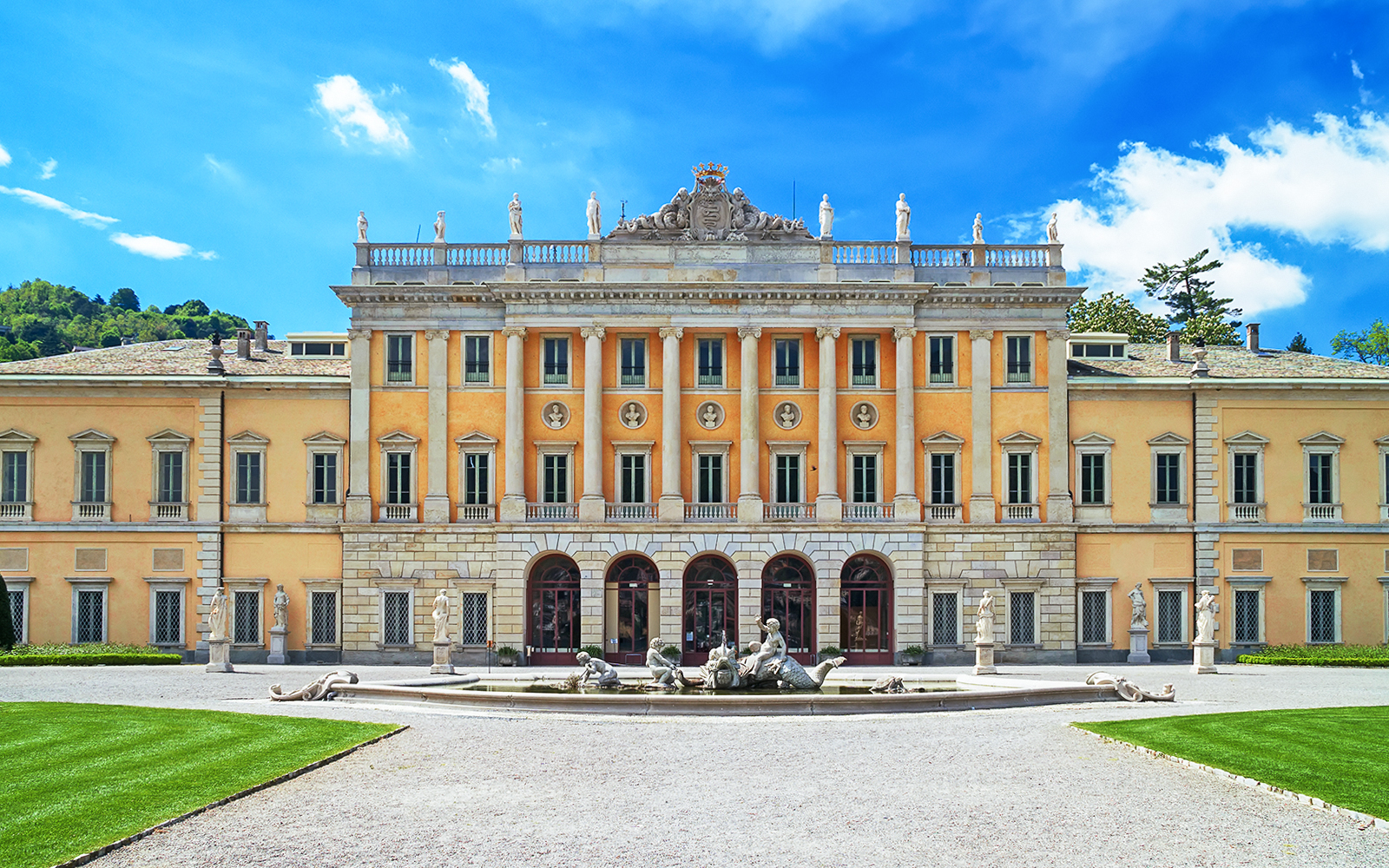 Villa Olmo in Italy with scenic view of Lake Como and surrounding gardens.