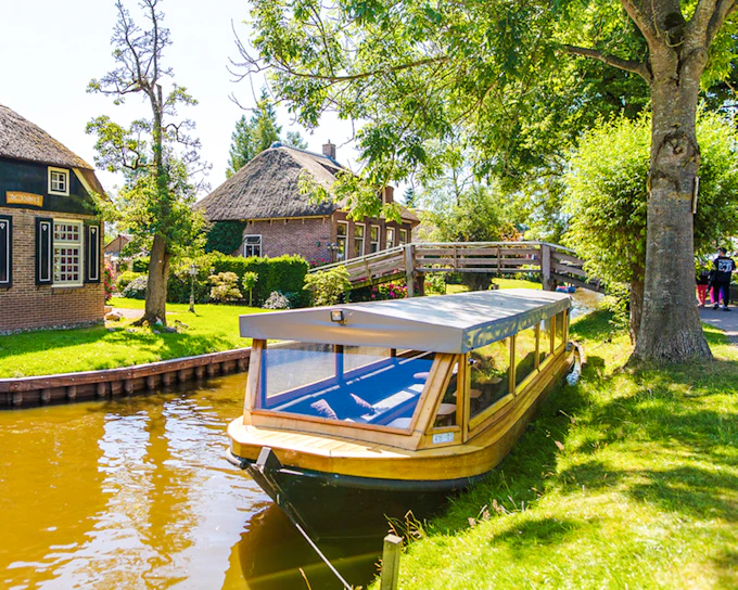 From Amsterdam: Giethoorn Guided Day Trip with Boat Tour