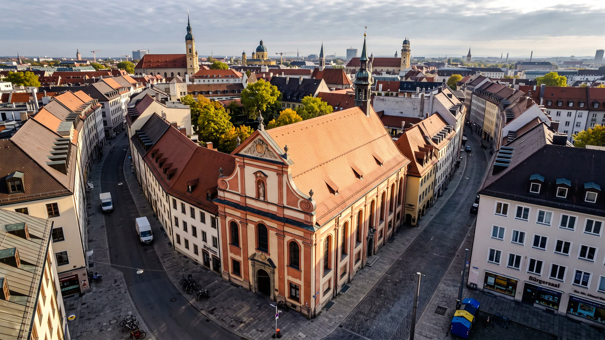 Aerial view of historic buildings in Munich, highlighting the architecture on the Oktoberfest Origins Walking Tour.