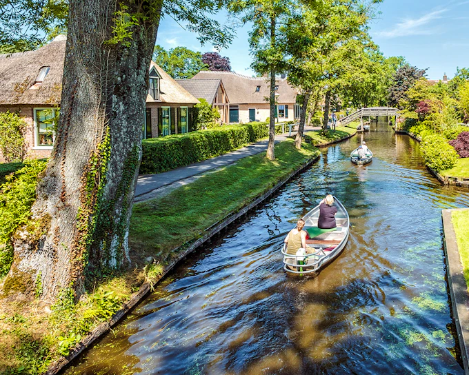 From Amsterdam: Giethoorn Small-Group Day Tour with Electric Boat Ride