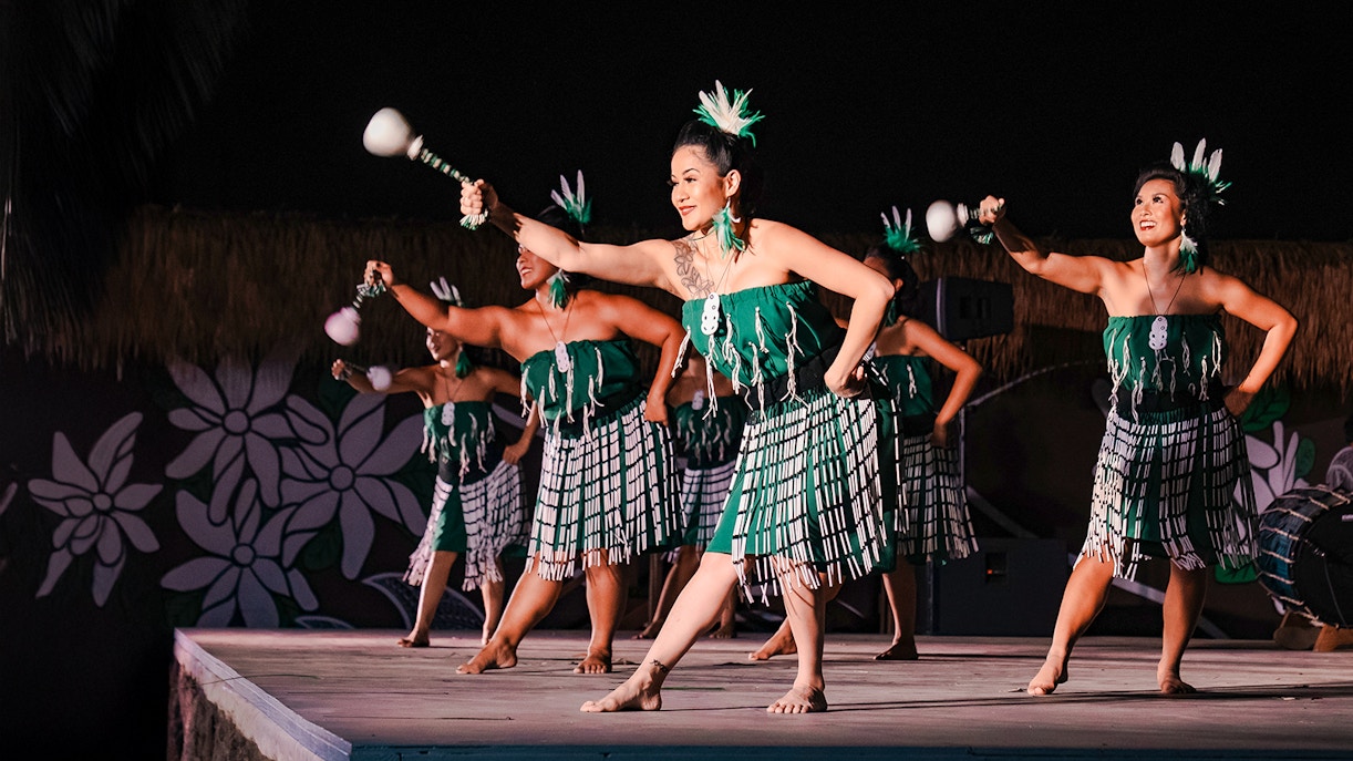 Poi dance performance by traditional Polynesian woman
