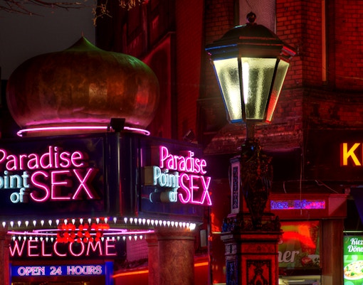 Reeperbahn street view in Hamburg, showcasing vibrant nightlife and iconic landmarks.