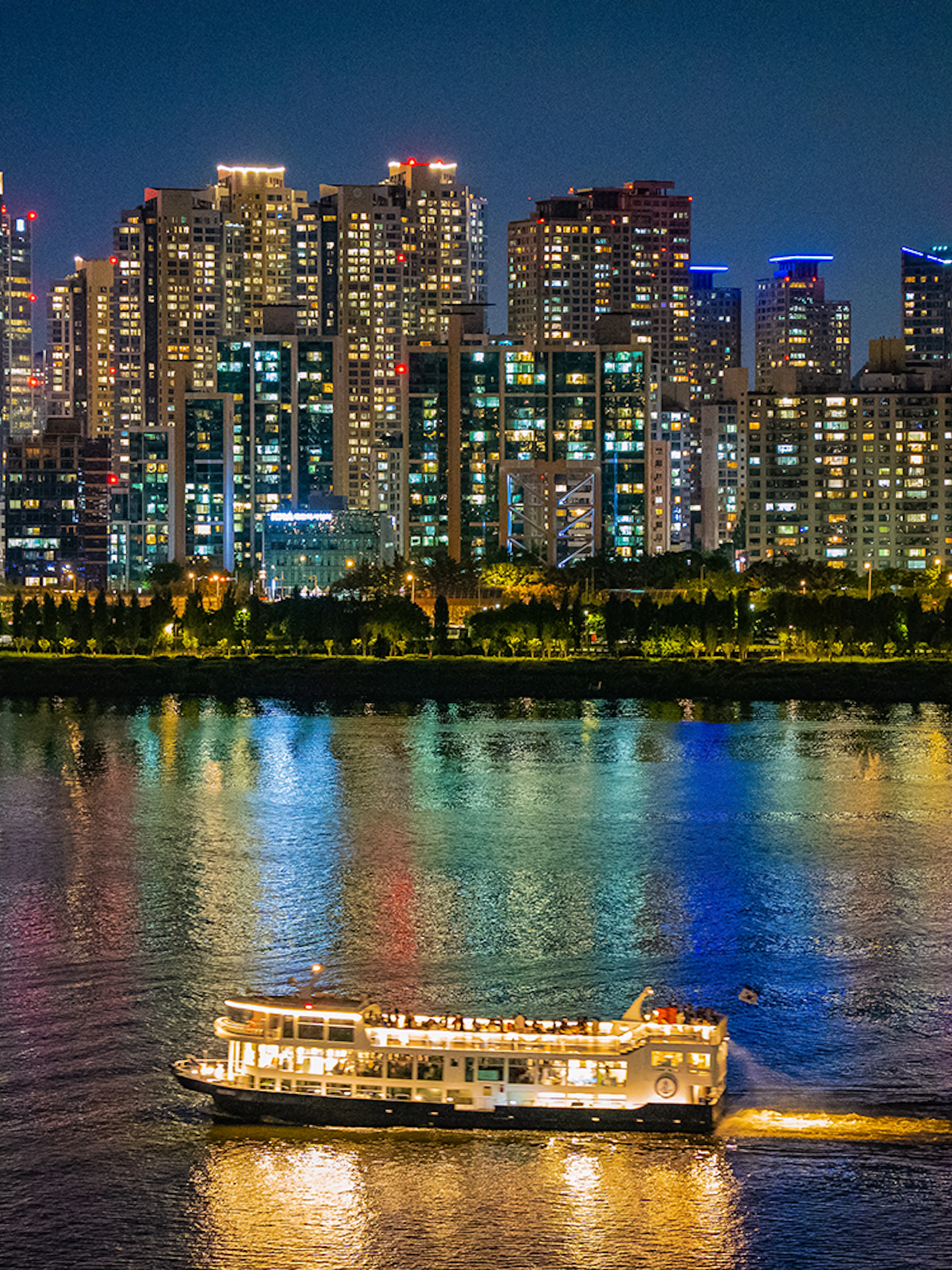 Moonlight cruise on Han River with Seoul skyline, Eland Cruise.