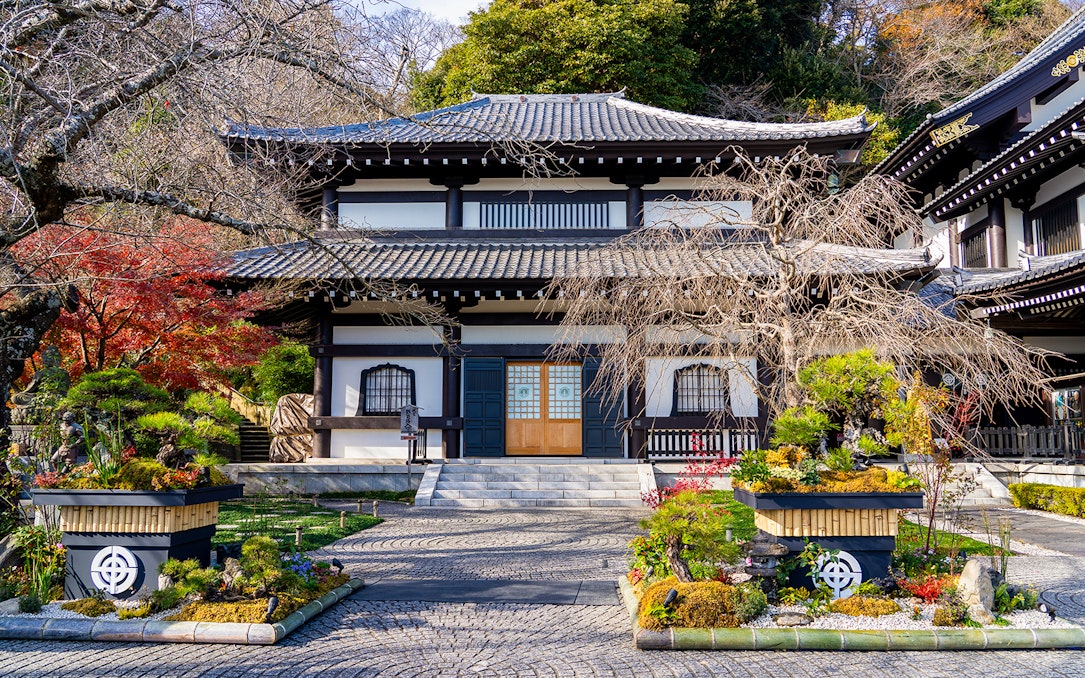 Kamakura Hasedera Temple entrance with traditional architecture and garden.