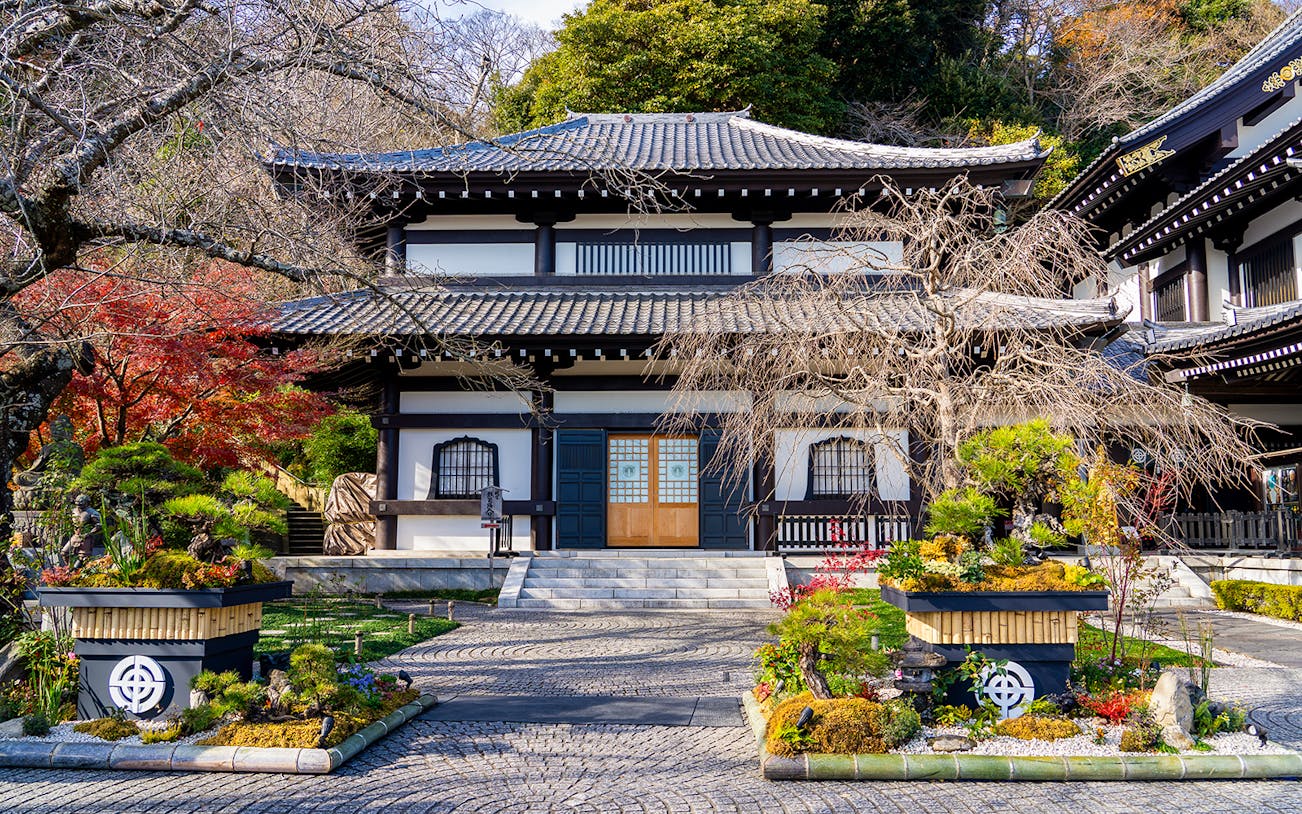 Kamakura Hasedera Temple entrance with traditional architecture and garden.
