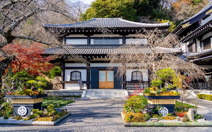 Kamakura Hasedera Temple entrance with traditional architecture and garden.