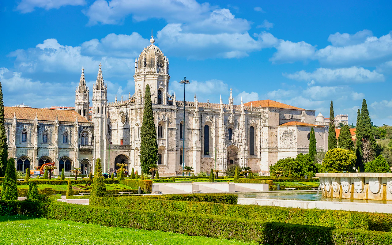 Ingresso al monastero dos Jerónimos con il tour panoramico di Lisbona di HIPPOtrip — 4