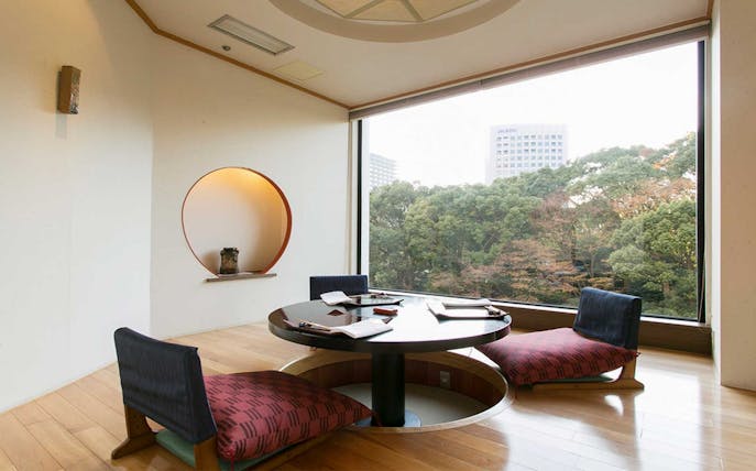 Traditional dining room at Tokyo Nadaman Kioi branch with round table and garden view.