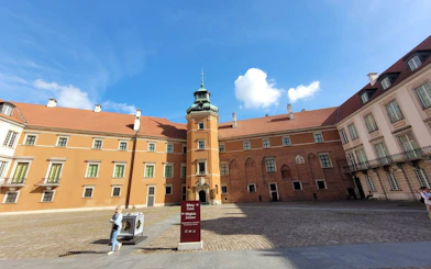 Royal Castle Warsaw courtyard with entry sign for private guided tour.