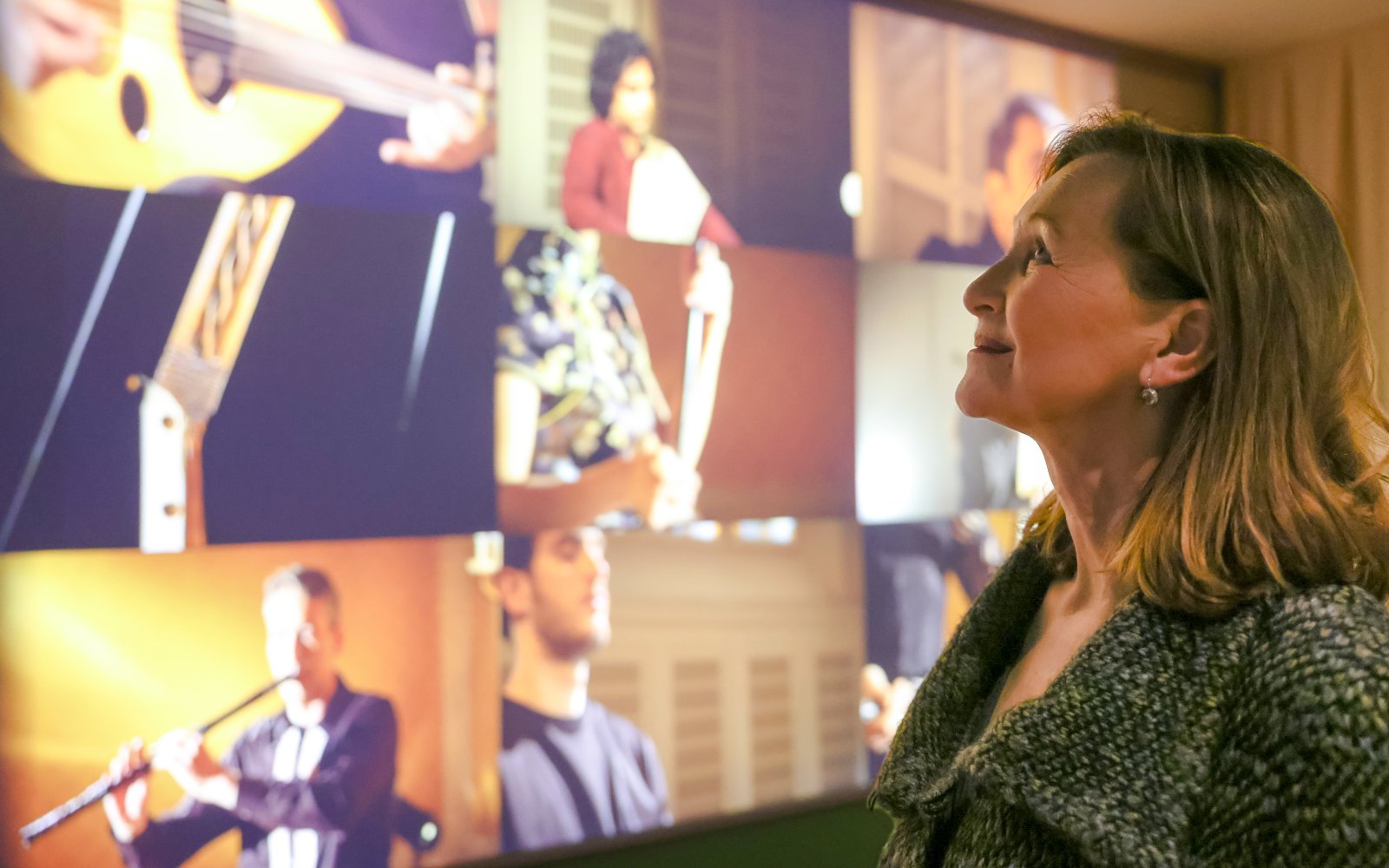 Guest viewing musical performance screens at Mythos Mozart Immersive Experience, Vienna.