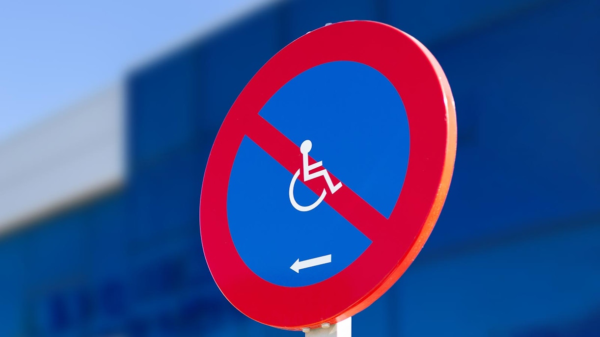 No wheelchair access sign with directional arrow.