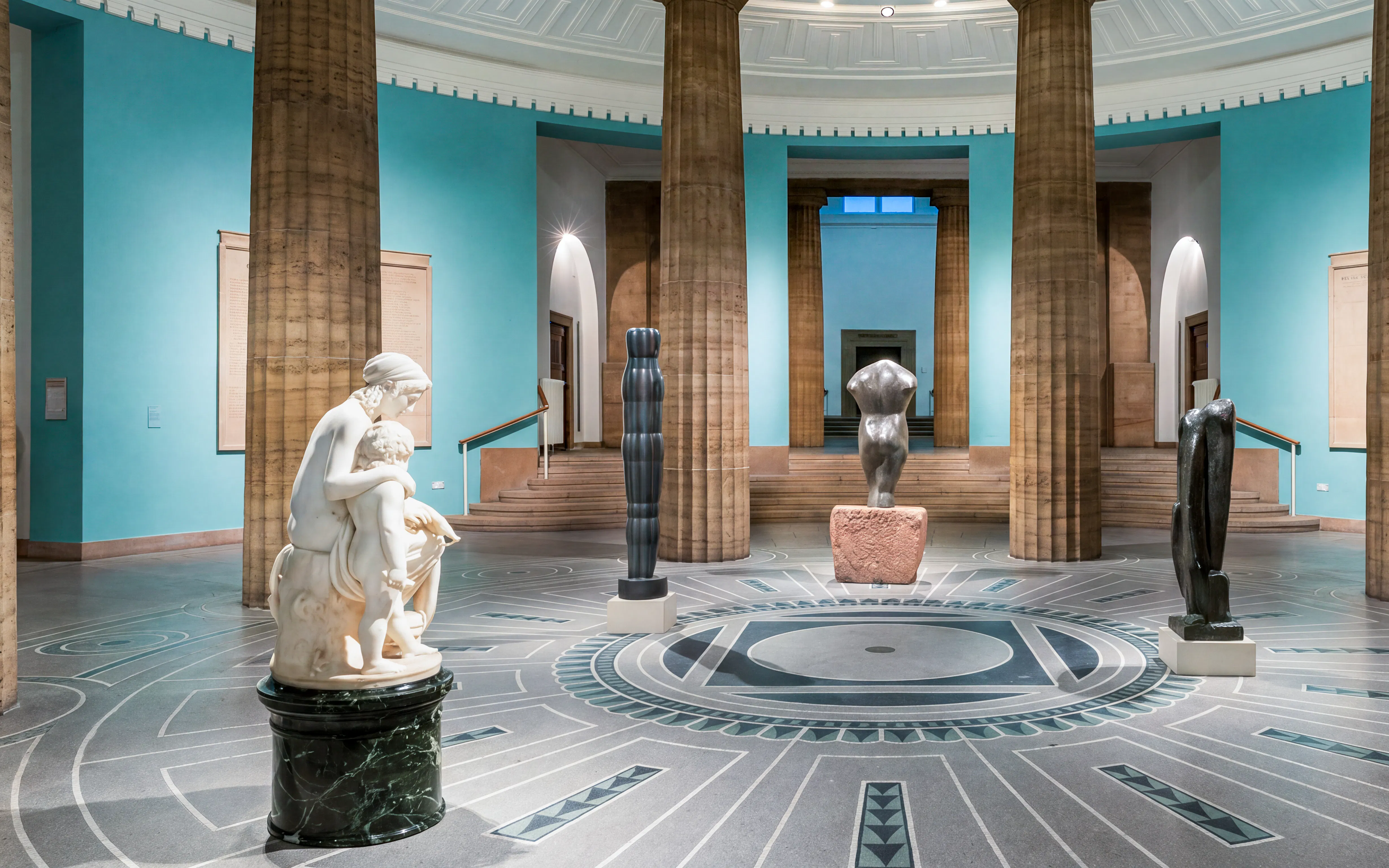 Exhibits inside Hamburger Kunsthalle featuring classical and modern sculptures.
