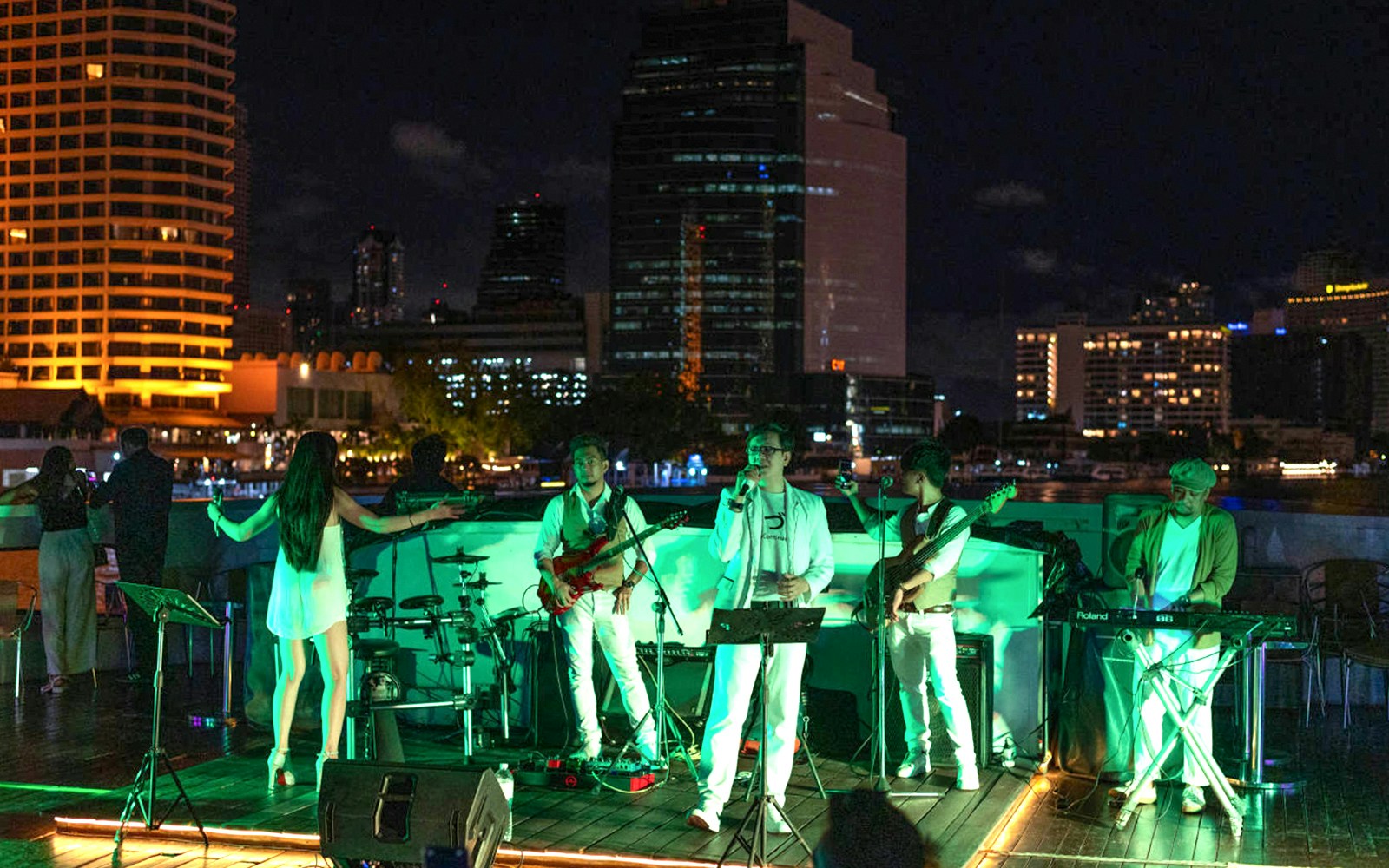 Live music at Wonderful Pearl Luxury Cruise