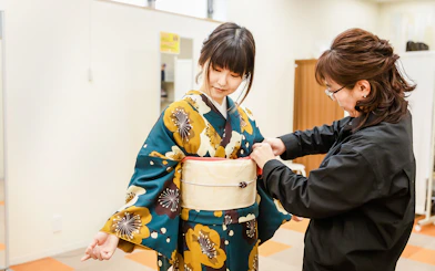 Kimono fitting session at a rental shop in Japan.