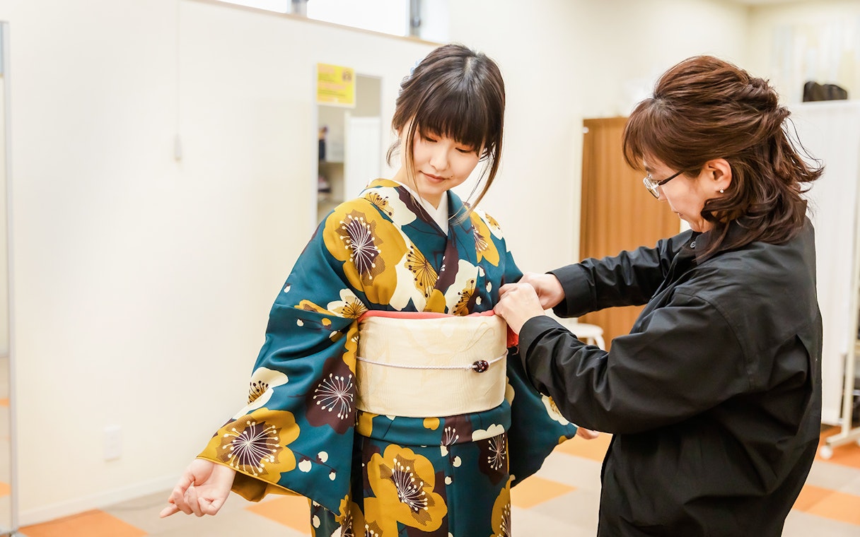 Kimono fitting session at a rental shop in Japan.