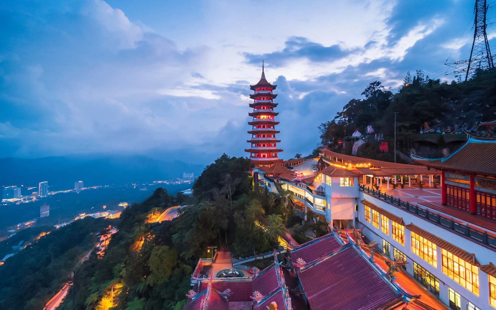 From Kuala Lumpur: Genting Highlands Day Trip with Awana SkyWay Cable Car and Batu Caves Photo Stop Image 6
