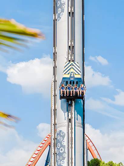 Parque de Atracciones de Madrid ride The Shuttle with riders ascending.