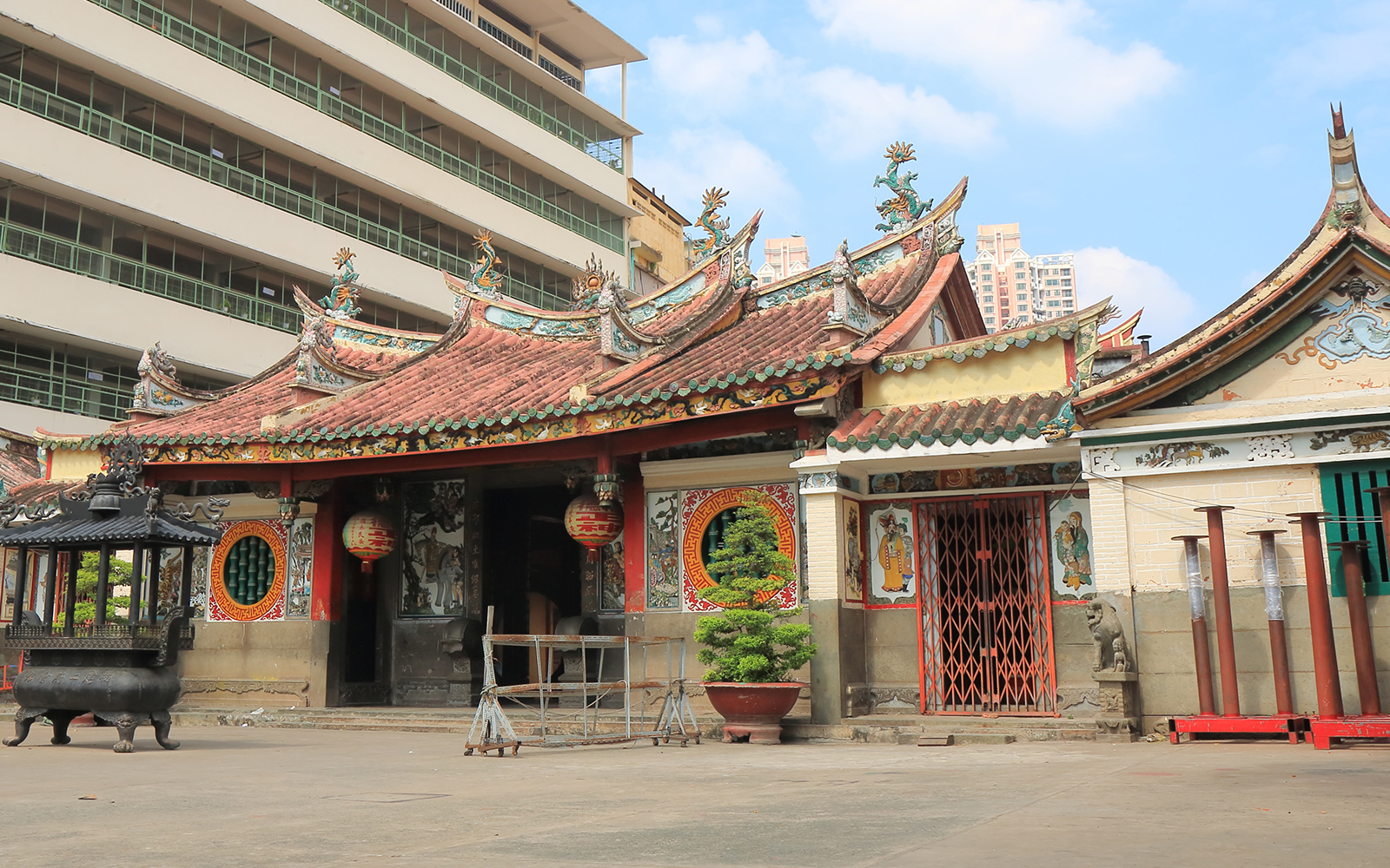 Jackson Square New Orleans with St. Louis Cathedral and Andrew Jackson statue.