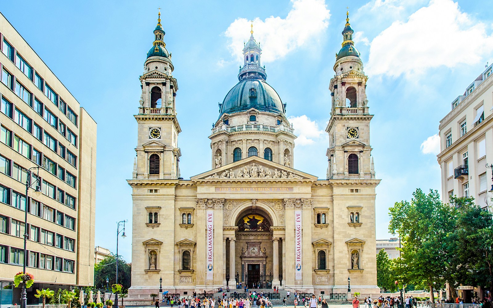 Basílica de San Esteban con el autobús turístico de Budapest