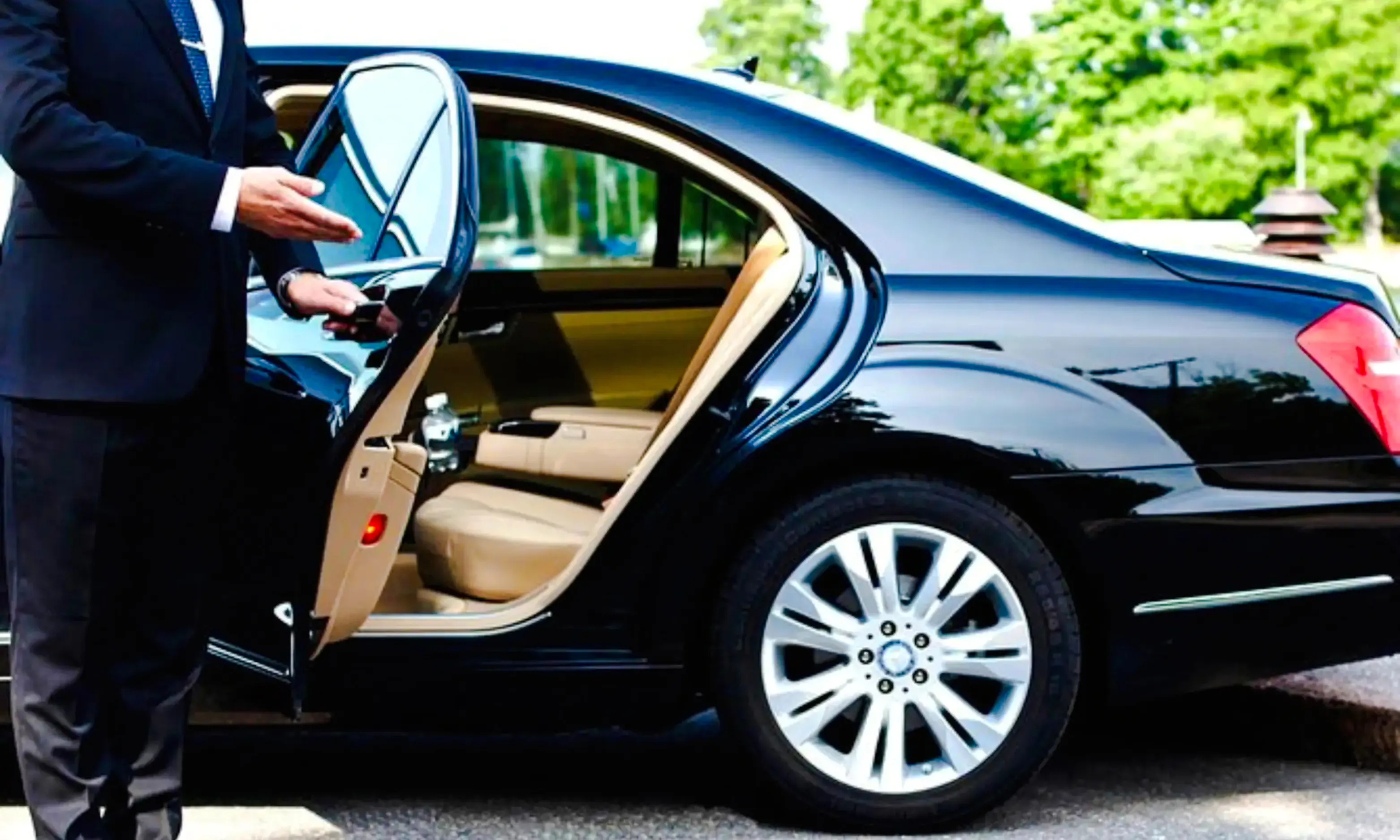 Private car service for AlUla airport transfer, Medina hotel pickup.