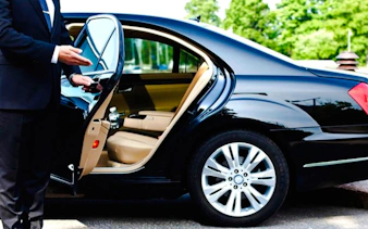 Private car service for AlUla airport transfer, Medina hotel pickup.
