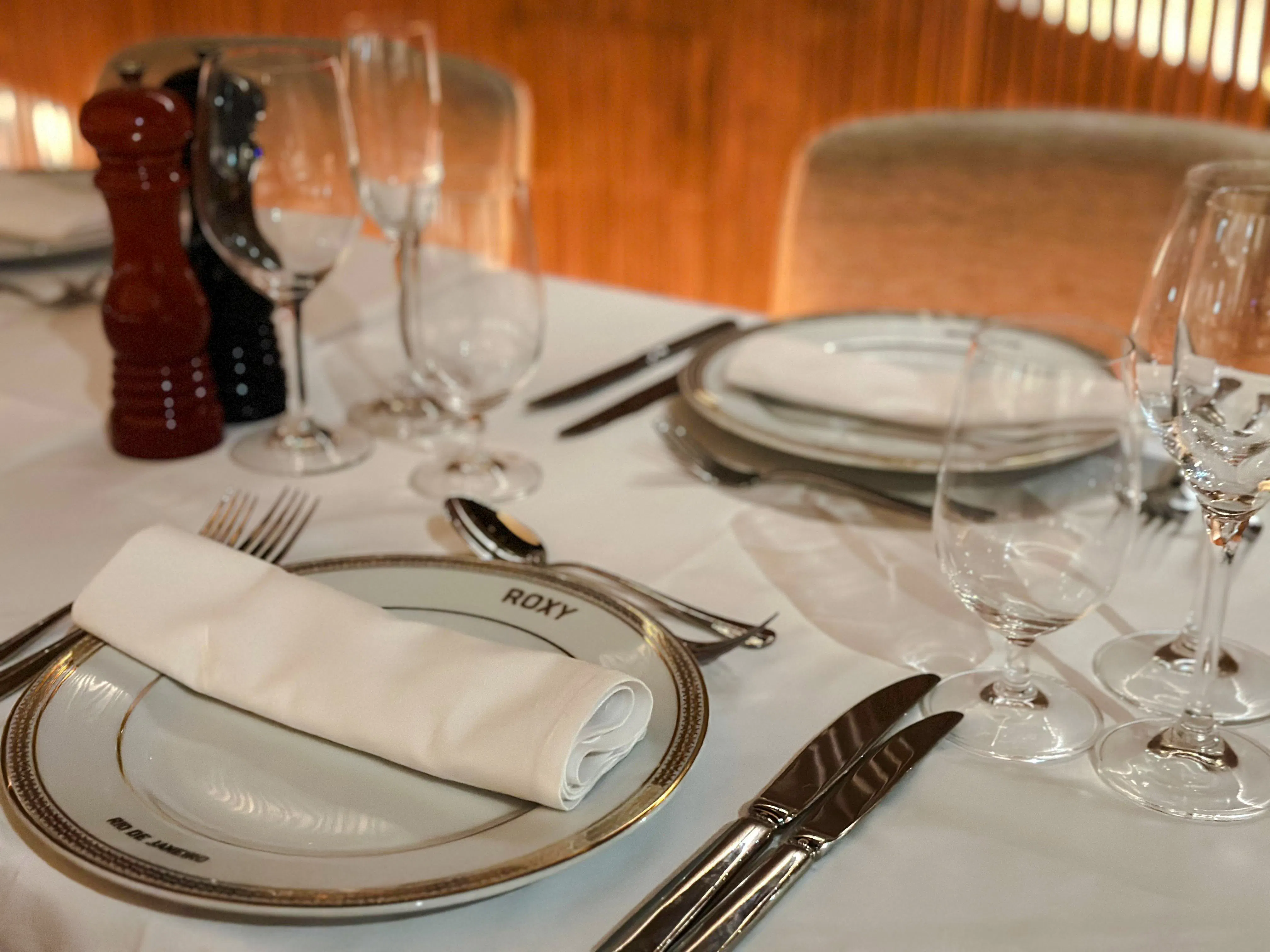 Elegant table setting at Roxy Dinner Show, Rio de Janeiro.