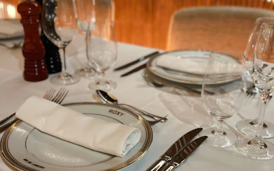 Elegant table setting at Roxy Dinner Show, Rio de Janeiro.