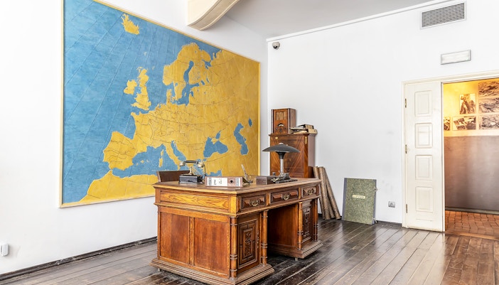 oskar schindler's desk at schindler's museum