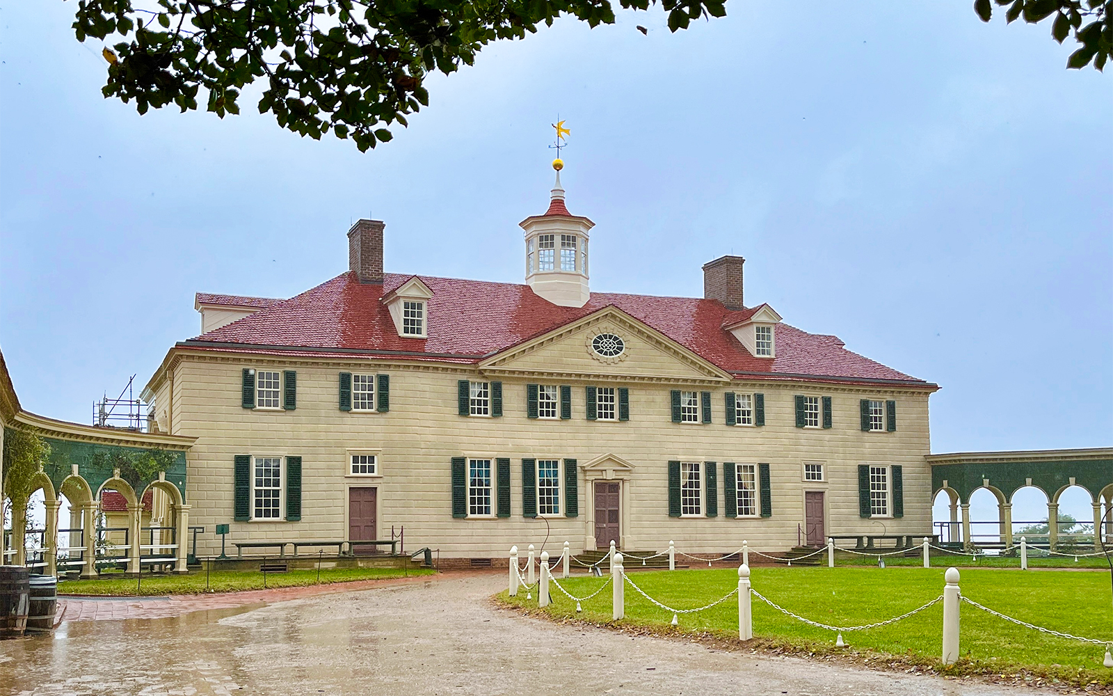 Mount Vernon estate main house with red roof and green shutters, Washington D.C.