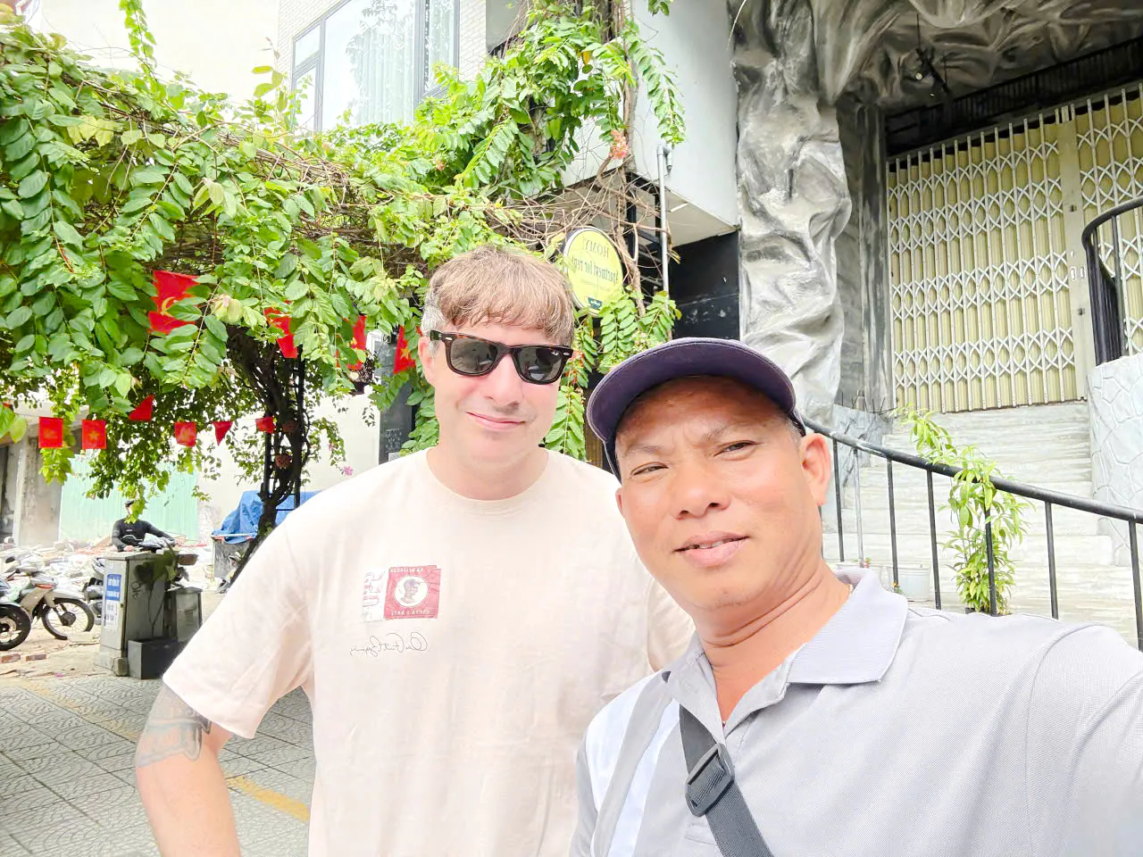 Driver and tourist in Da Nang for airport transfer service to Hoi An